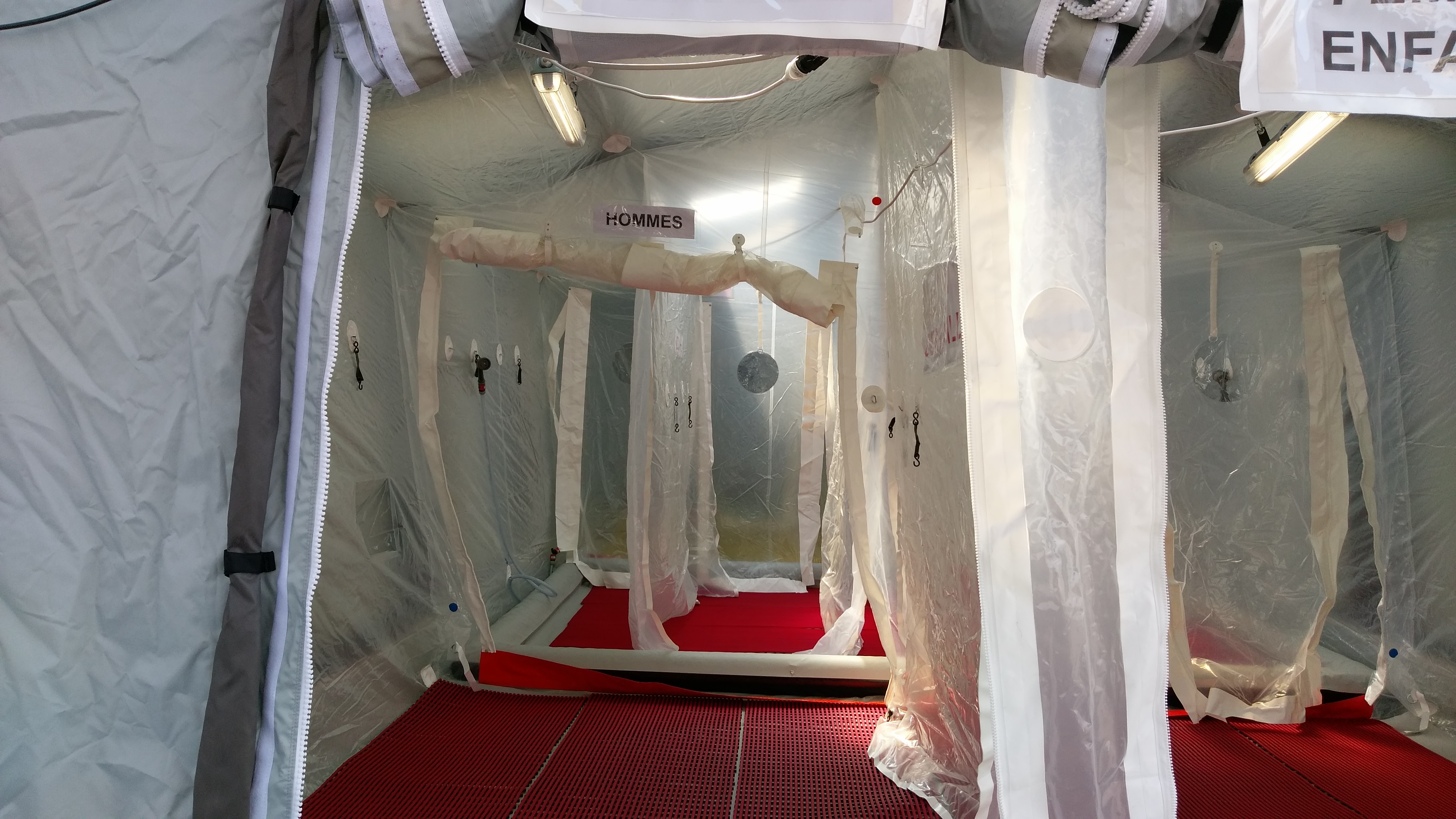 Chaîne décontamination réalisée sur structure fixe Securotec - HYGIE CDF_4