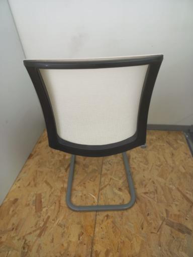 Chaise visiteur Eastside Steelcase d'occasion - structure métallique en forme de patin - dossier rembourré en résille_4