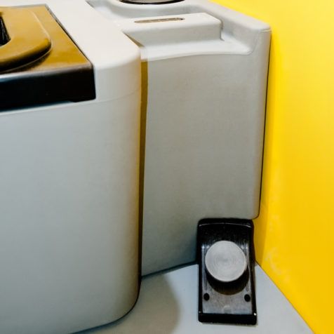 Sanitaire chimique avec serrure et indicateur rouge/vert