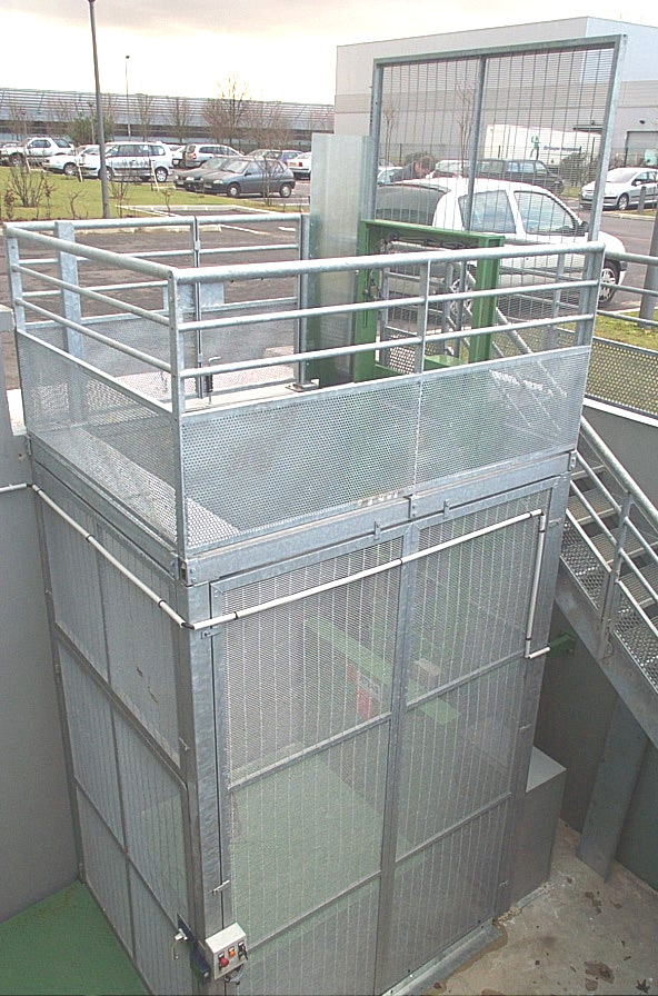 Monte-charges - élévateurs sans personnel accompagnant pour courses importantes - encombrement réduit_4