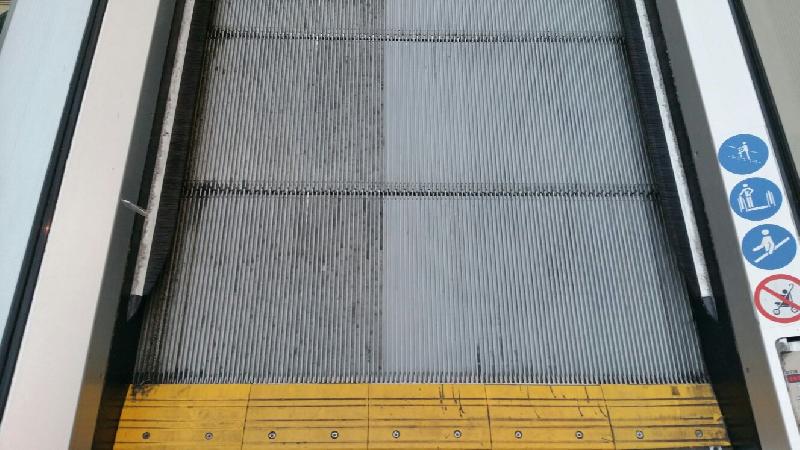 Appareil de nettoyage des escalators avec consommation économique d'eau