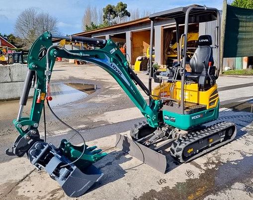 Mini pelle avec déport de flèche et rayon de braquage court