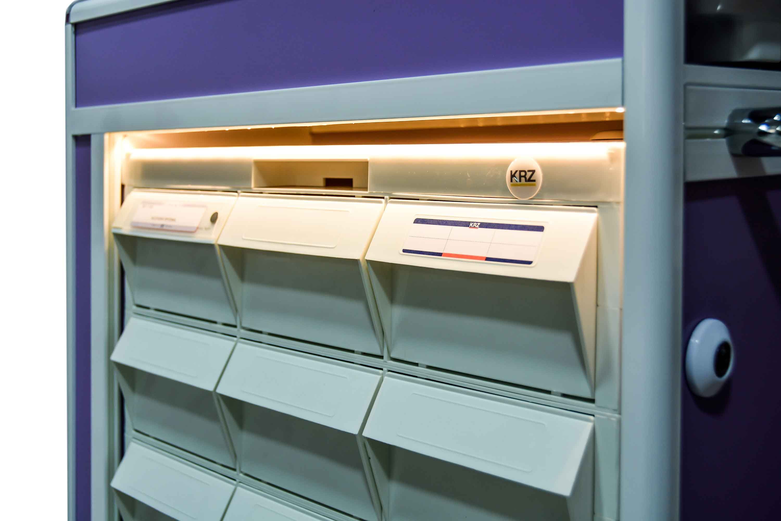 Tecnocar - Chariot informatique professionnel - Dimensions 55 x 62 x 107 cm - Écran tactile 19'' et verrouillage électronique_4