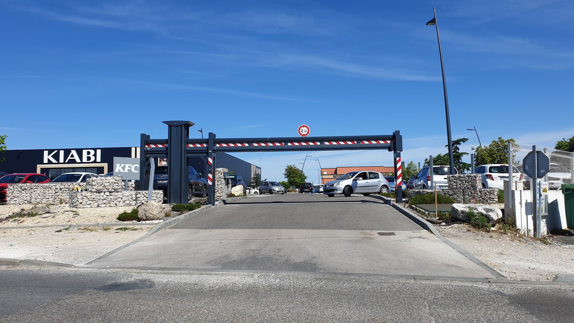 Portique limiteur d'accès avec motorisation industrielle et variation de vitesse