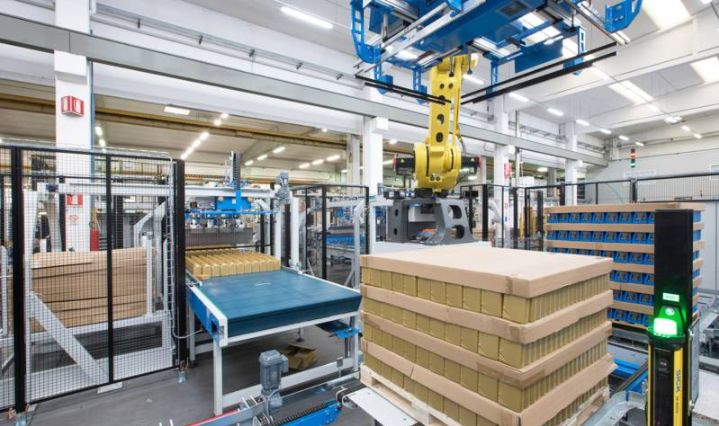 Rad et Sagittarius - Dépalettiseurs pour bouteilles et bidons - Tête magnétique ou à vide - Clevertech France_4