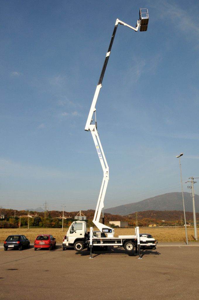 Camion nacelle avec démarrage moteur depuis le poste bas