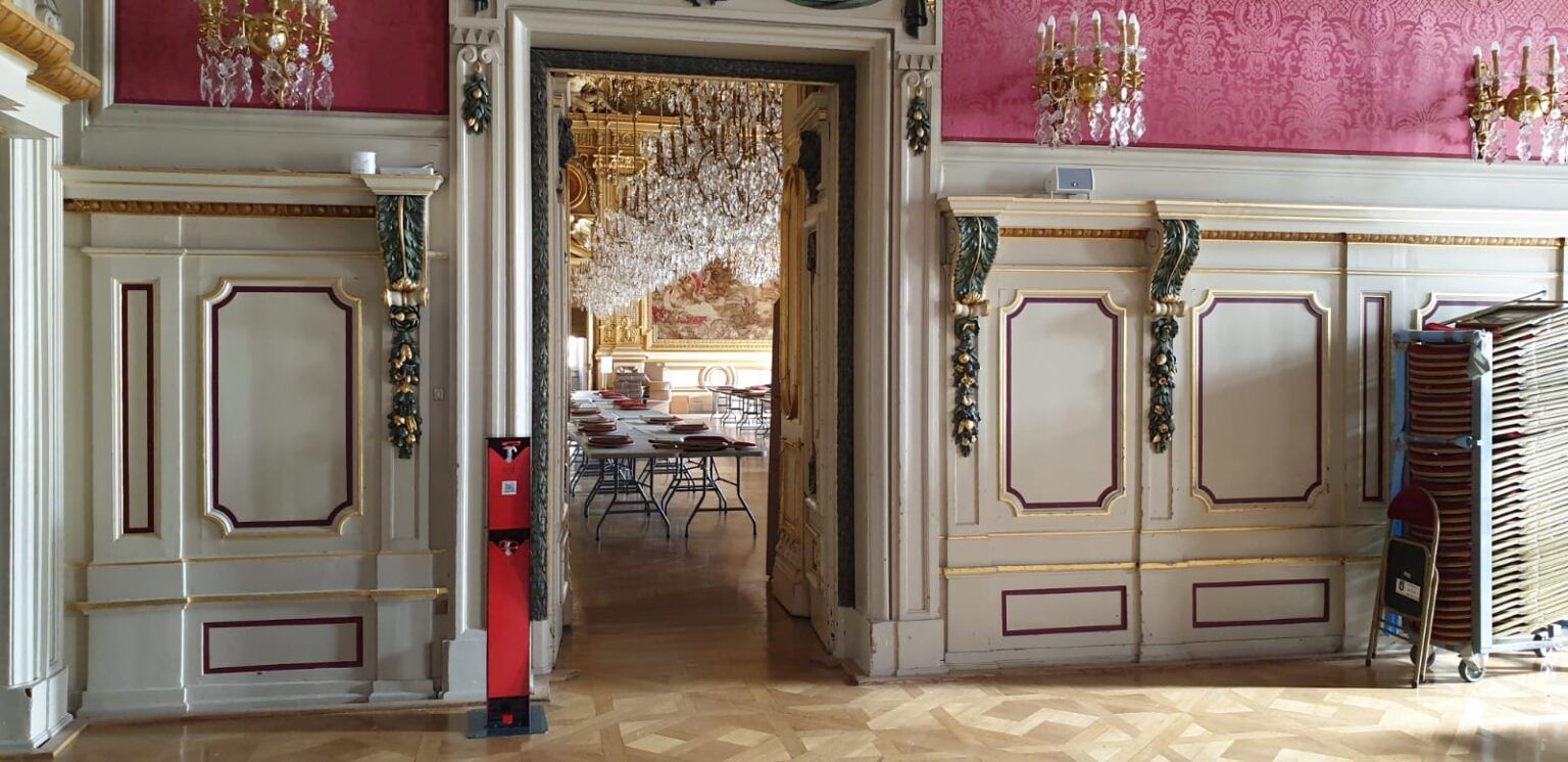 Borne press’n clean pour pmr - actiwork - possède une double commande au coude (haccp) et à pédale_4