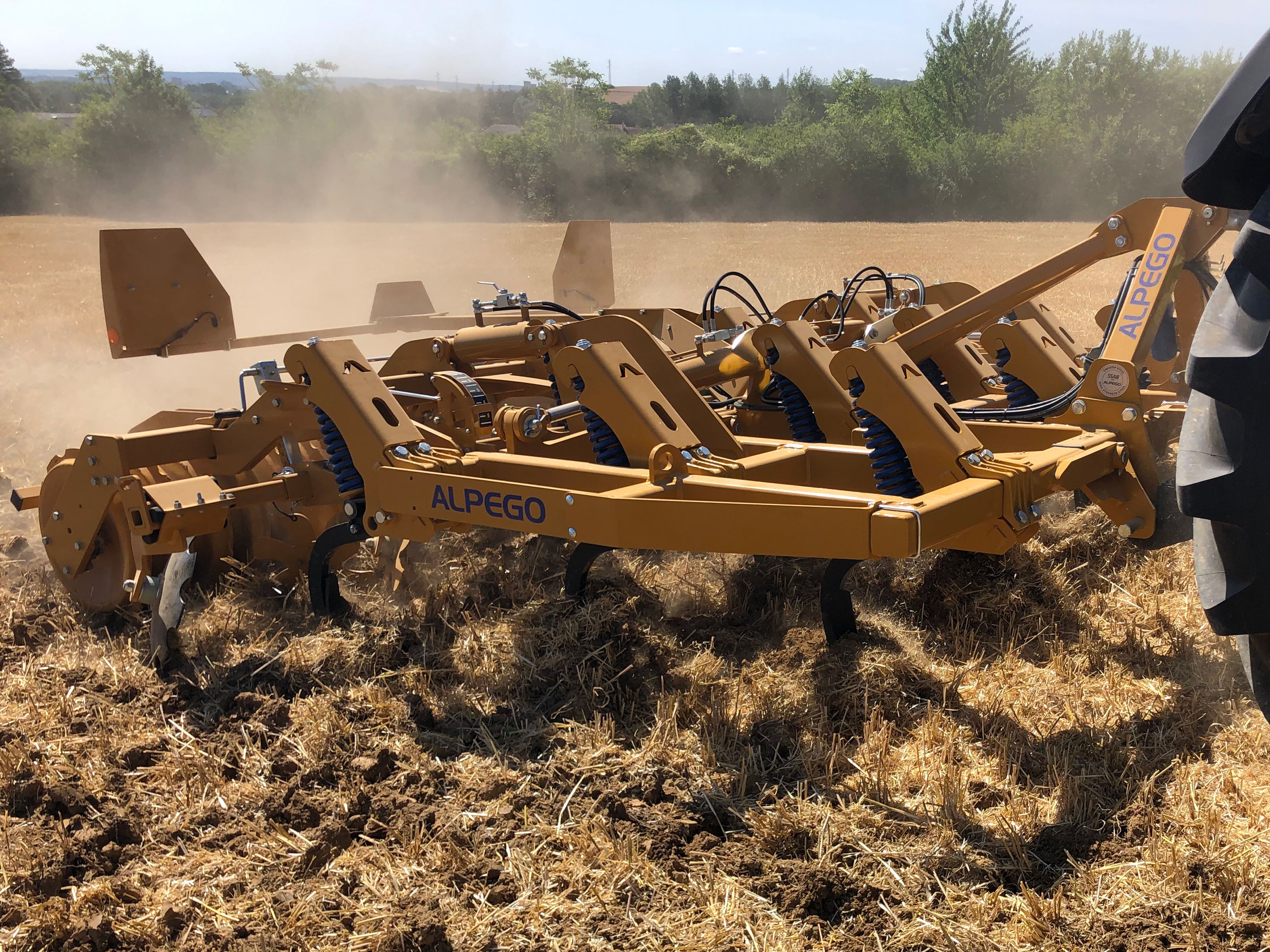 Outil de nivellement des terrains grâce aux disques arrière