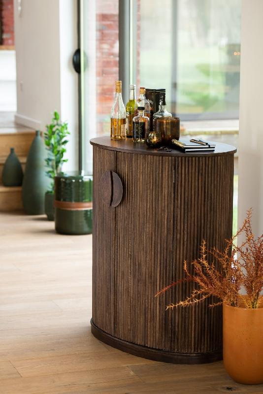 Buffet bas RAYI 2 portes en bois de manguier brun foncé - Design ovale et finition striée_4