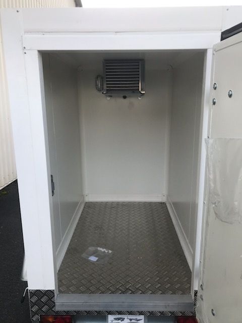 Remorque frigorifique avec fermeture par crémone et lumière intérieure