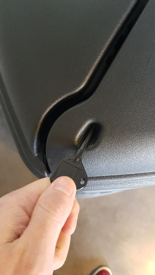 Poubelle publique en polyéthylène renforcé antivandal - 120L avec verrouillage et fixation au sol_4