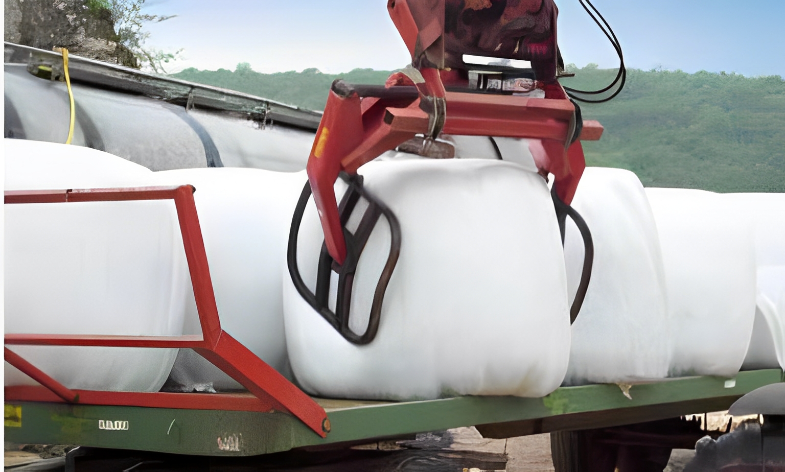 Accessoire agricole pour manipuler des bottes lourdes et volumineuses