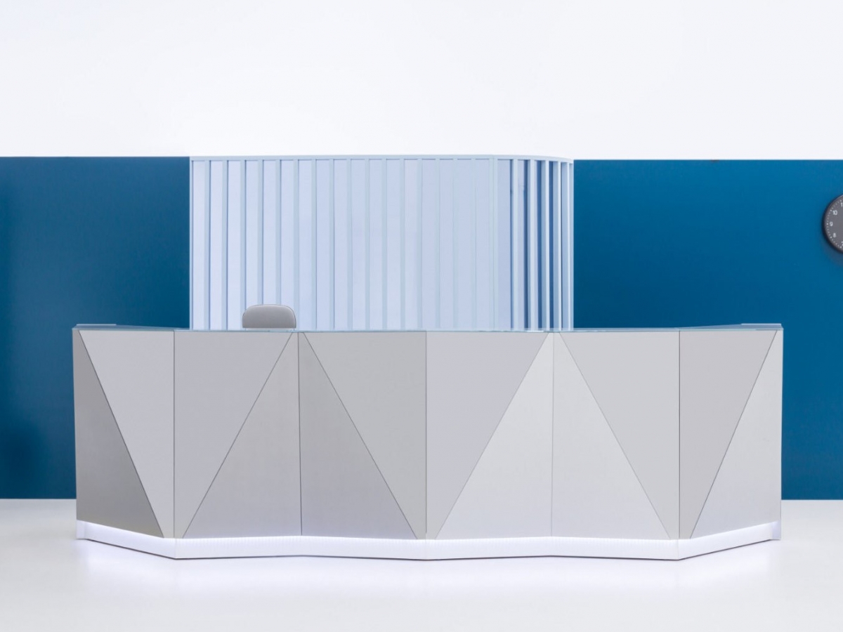 Banque d'accueil verre et lumière aux lignes épurées - ALPA_4