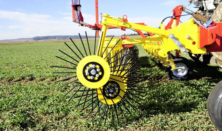 Herse agricole avec rotors suspendus et ajustables