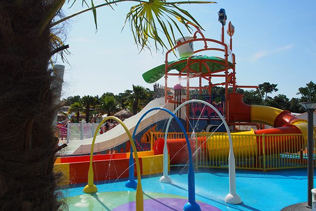 Pataugeoire thématique avec équipements aquatiques pour enfants