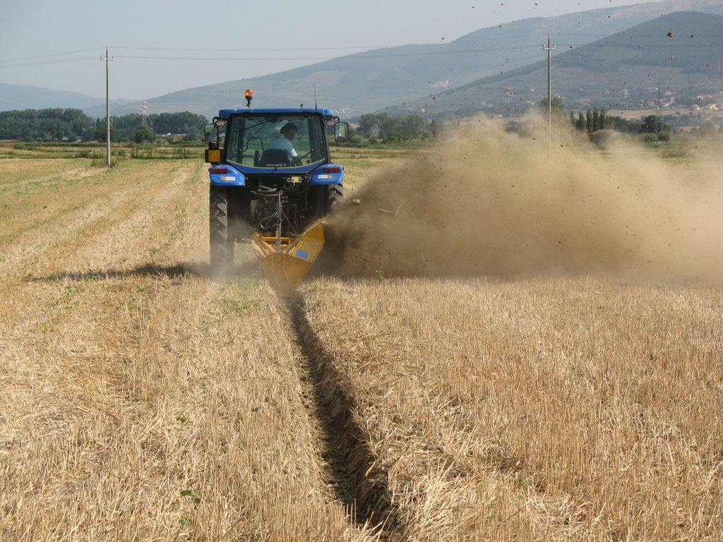 Cureuse de rigoles pour tracteurs avec vitesses rampantes de 0,8 à 1,2 km/h