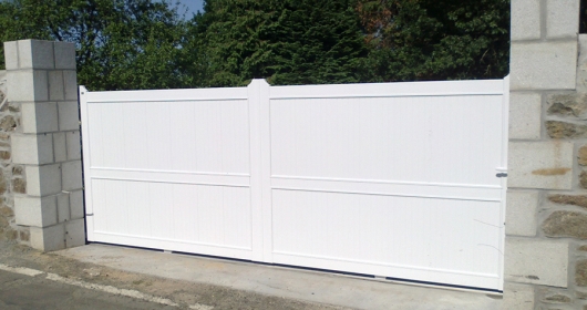 Portail coulissant à rail Elegance - Plein - PVC - Cadre aluminium soudé et thermolaqué blanc_0