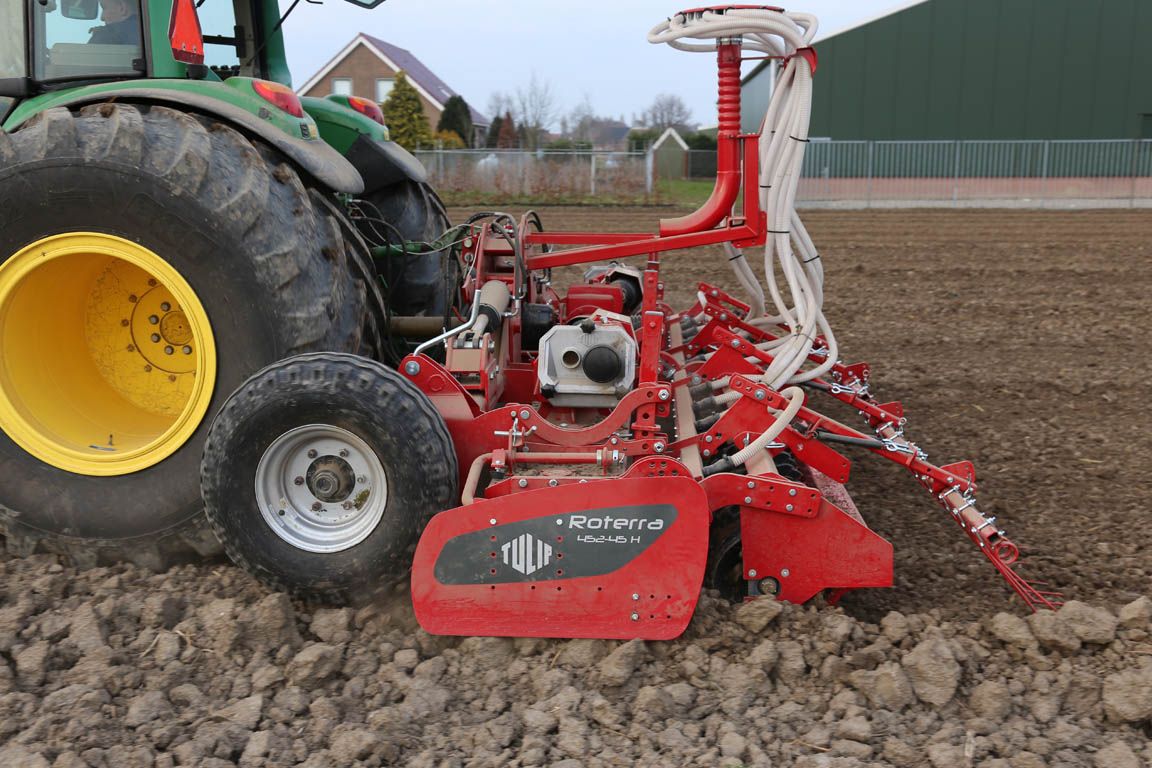 Herse rotative Roterra avec déflecteurs de terre repliables