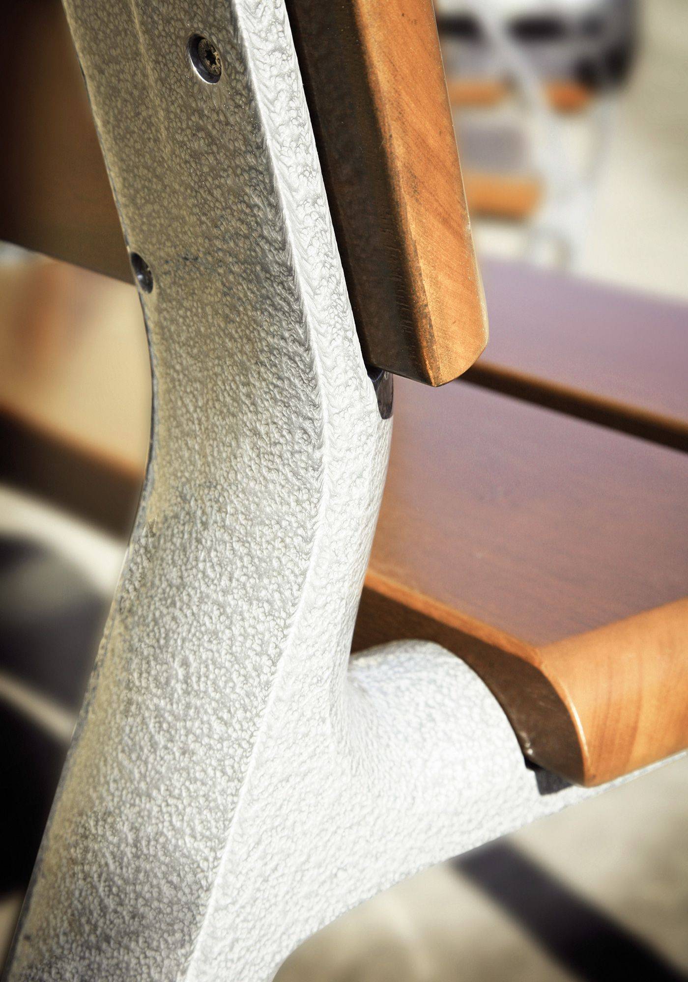 Banc public Delta XXI UM363W - robuste avec piètement en fonte ductile, traitement Ferrus et lattes en bois tropical_4