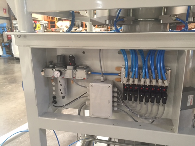 Station de vidange et secouage Big-Bag - avec 8 vérins pneumatiques et trémie à fond plat_4