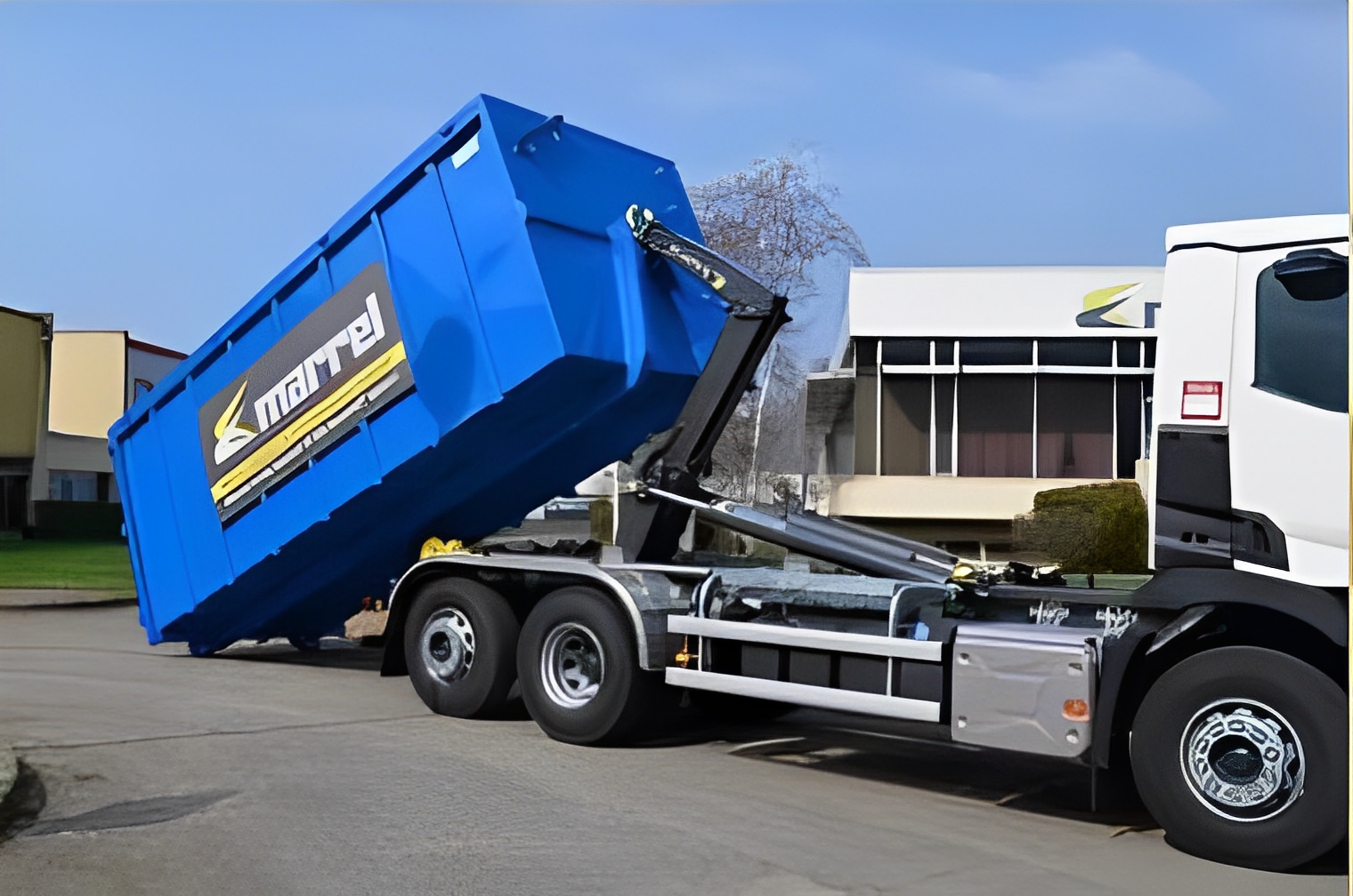 Bras hydraulique avec amortisseur intégré dans les vérins de bras