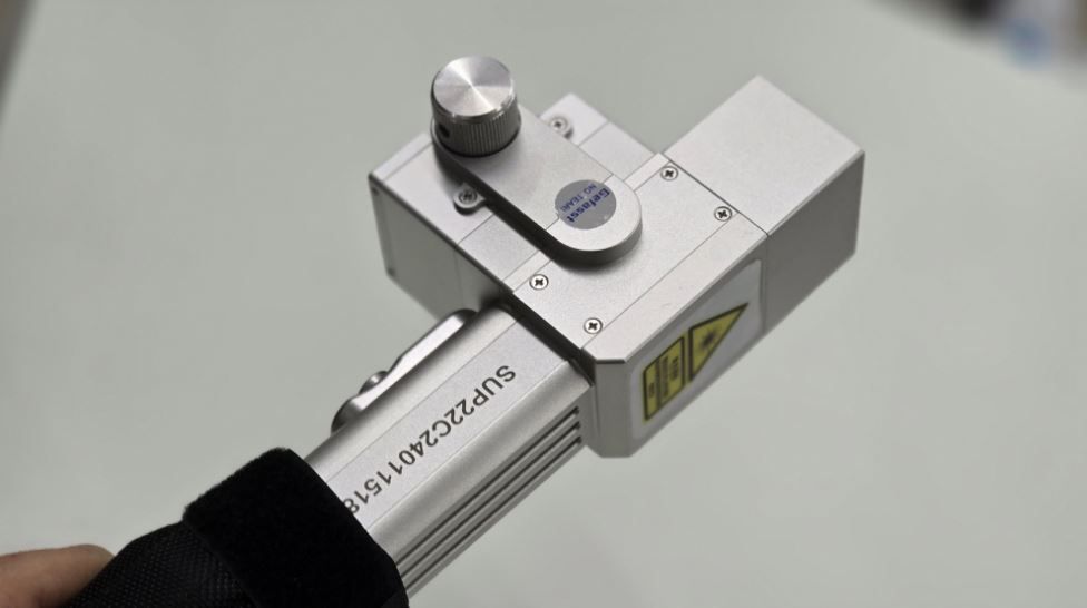 Appareil de décapage laser compatible avec divers matériaux