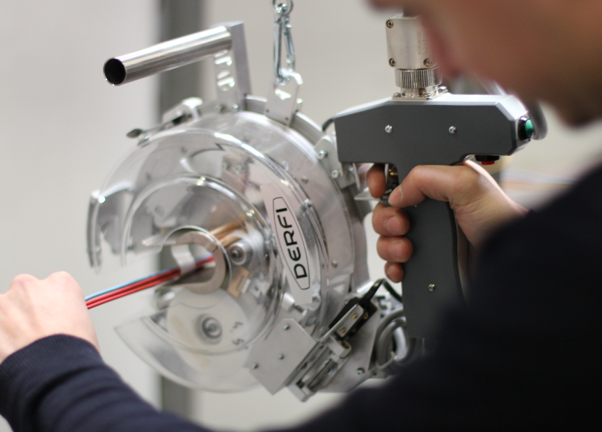 Enrubanneuse polyvalente pour câbles de véhicules industriels