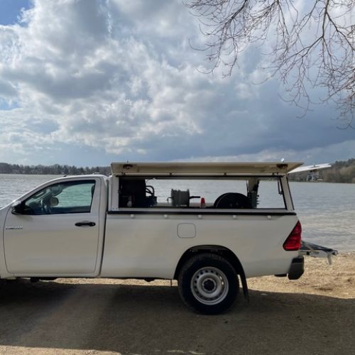 Véhicule de débouchage haute pression avec options telles que chaudière et caméra de recul