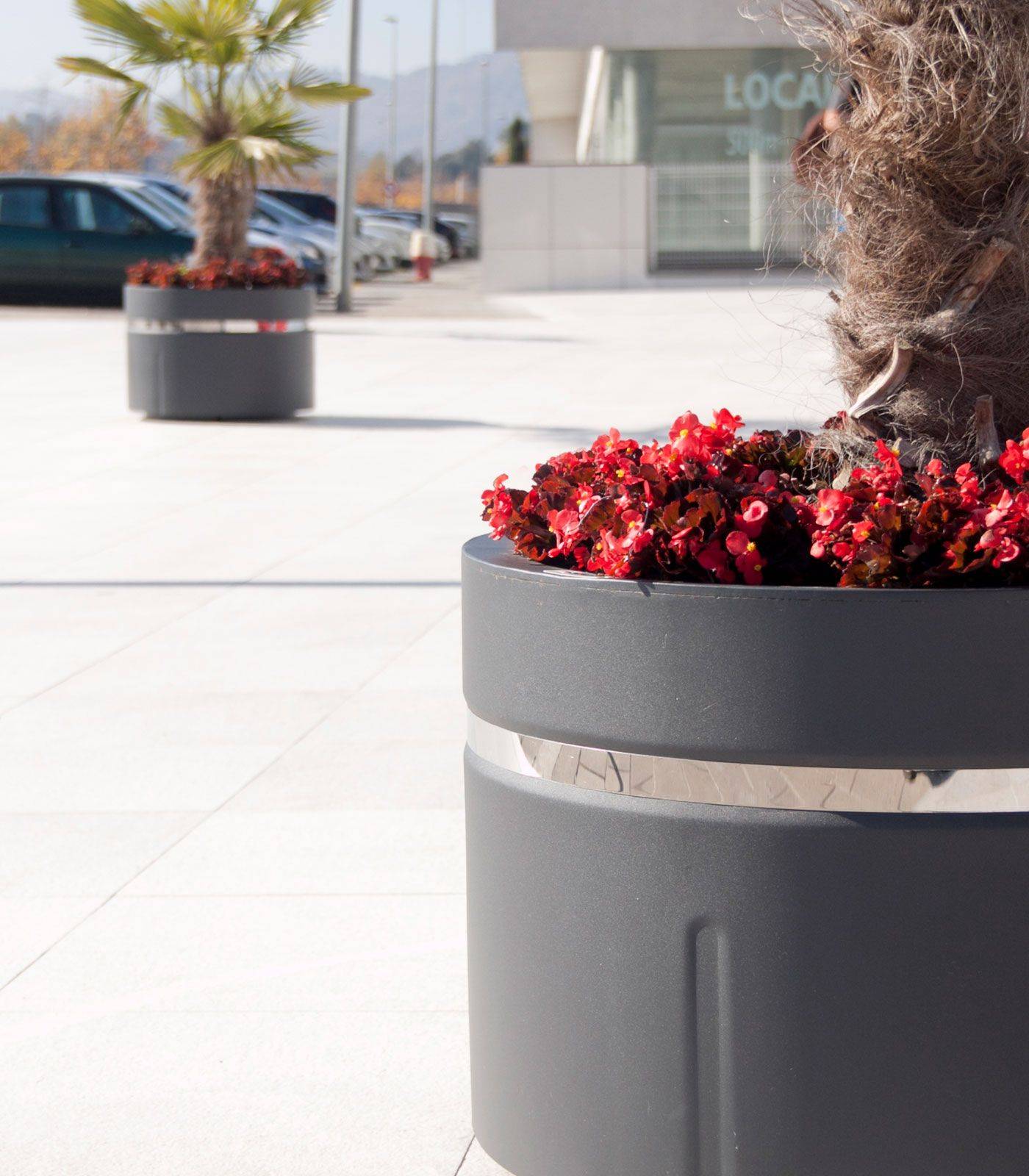 Jardinière Aro UM1111 - acier robuste avec traitement Ferrus et design moderne_4