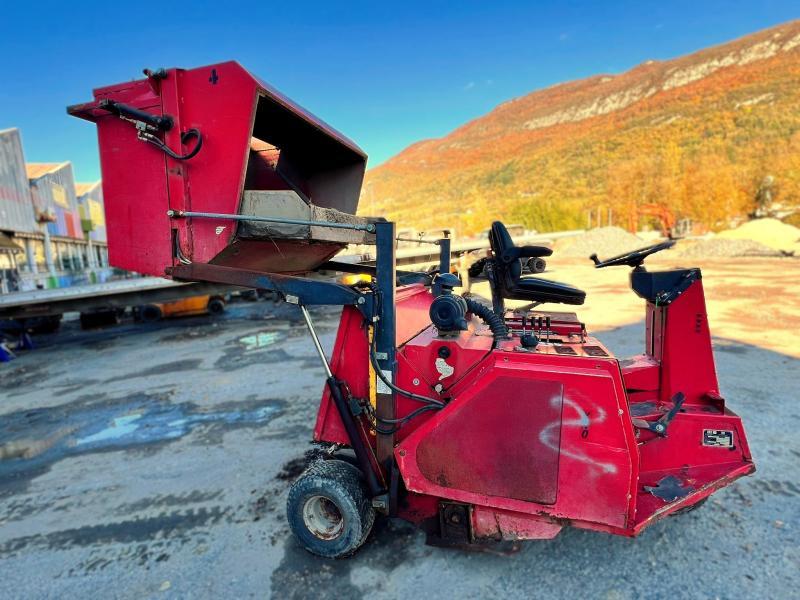 YNO 135-3 VEH Balayeuse diesel_4