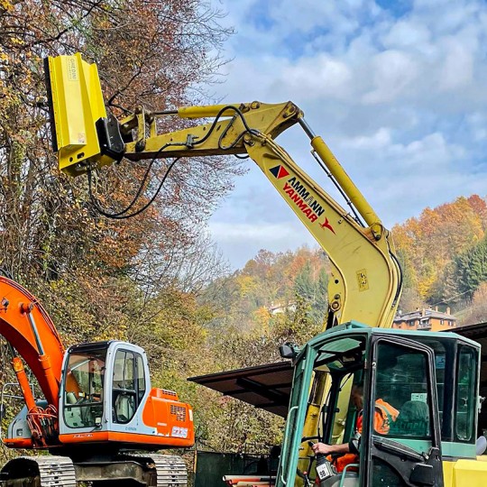 Débroussailleuse pour mini pelle avec soupapes antichocs réglées à 160 bars