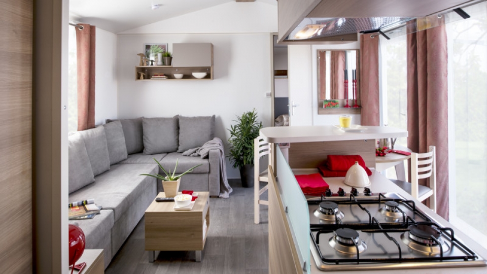 Mobil home spacieux avec bardage en PVC et persiennes décoratives