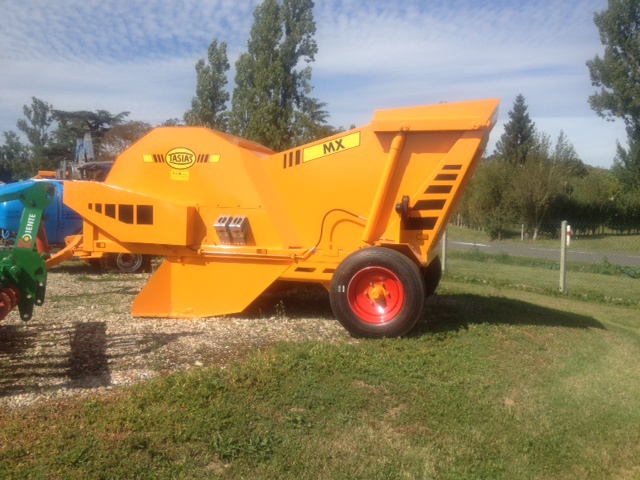 Ramasseuse de pierres à attelage fixe , articulé, déportable hydrauliquement_4