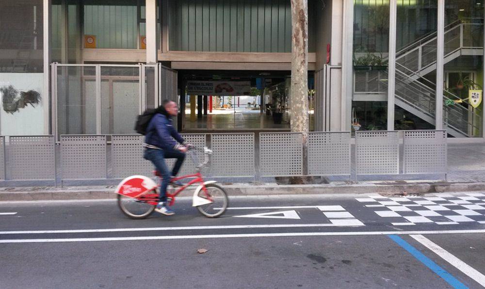 Barrière urbaine en acier VVBA210 - Traitement Ferrus anticorrosion - Coloris gris argent RAL 9006_4