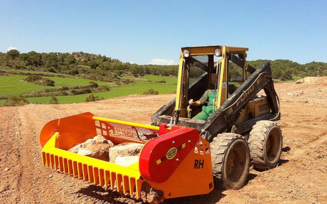 Ramasseuse de pierres hydraulique RH - Tasias - Taille des pierres de 20 à 50 cm - Compacte et robuste_4
