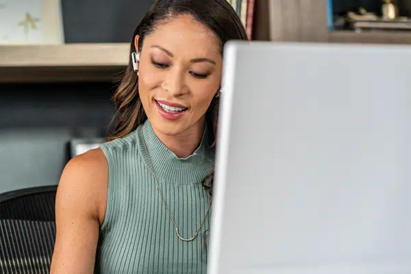 ÀÉcouteurs sable blanc Poly Voyager Free 60+ UC + adaptateur USB-C BT700 + étui de charge avec écran_4