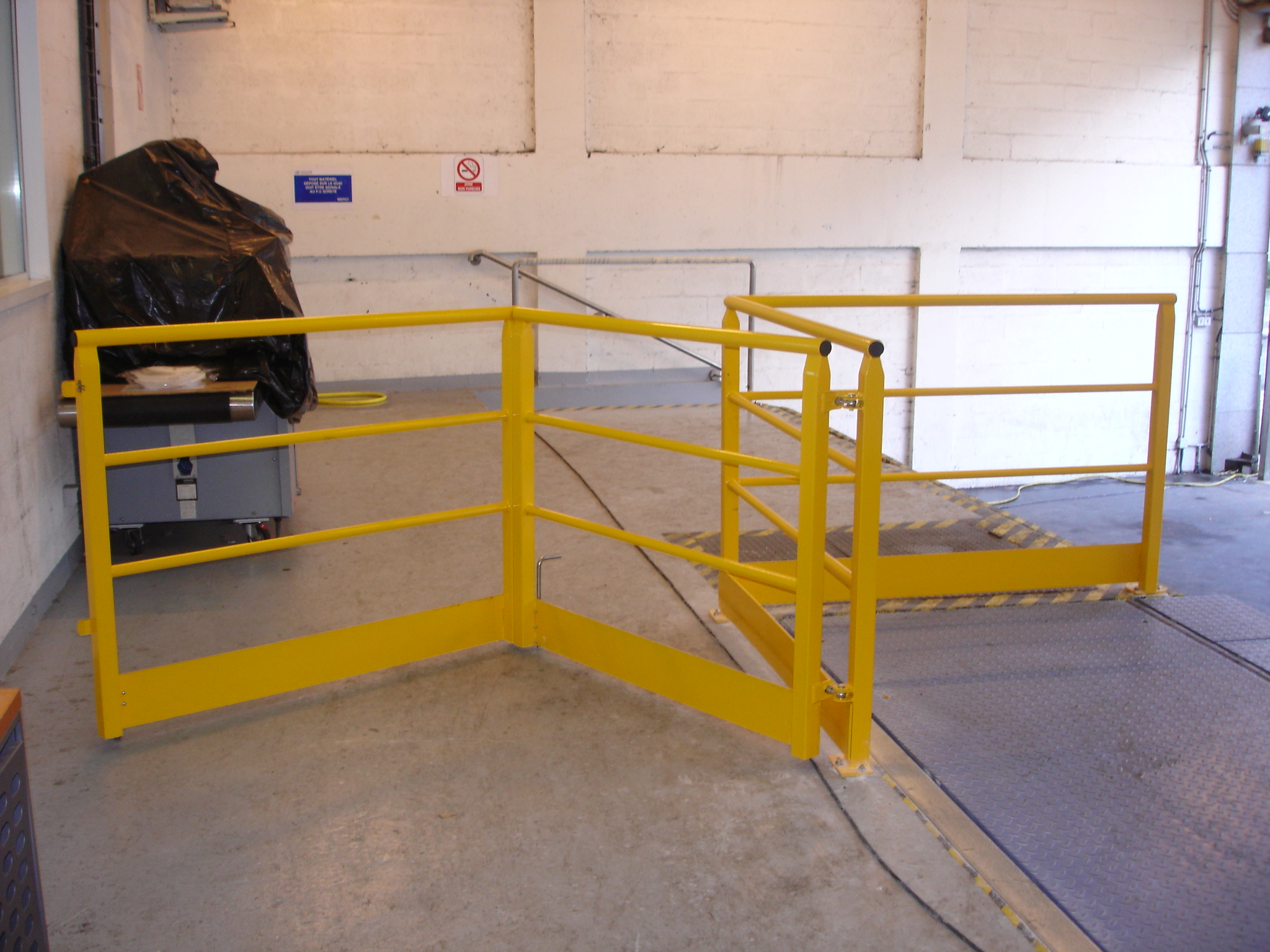 Équipement de sécurité pour quais avec garde-corps