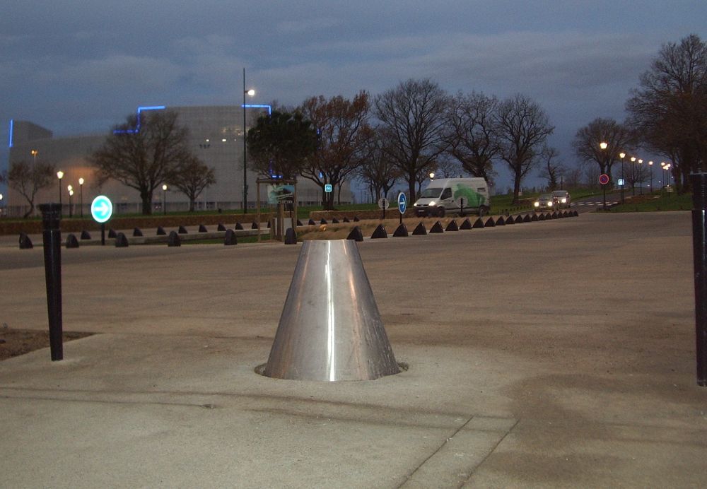 Dispositif anti-arrachage pour sécurisation des rues et accès