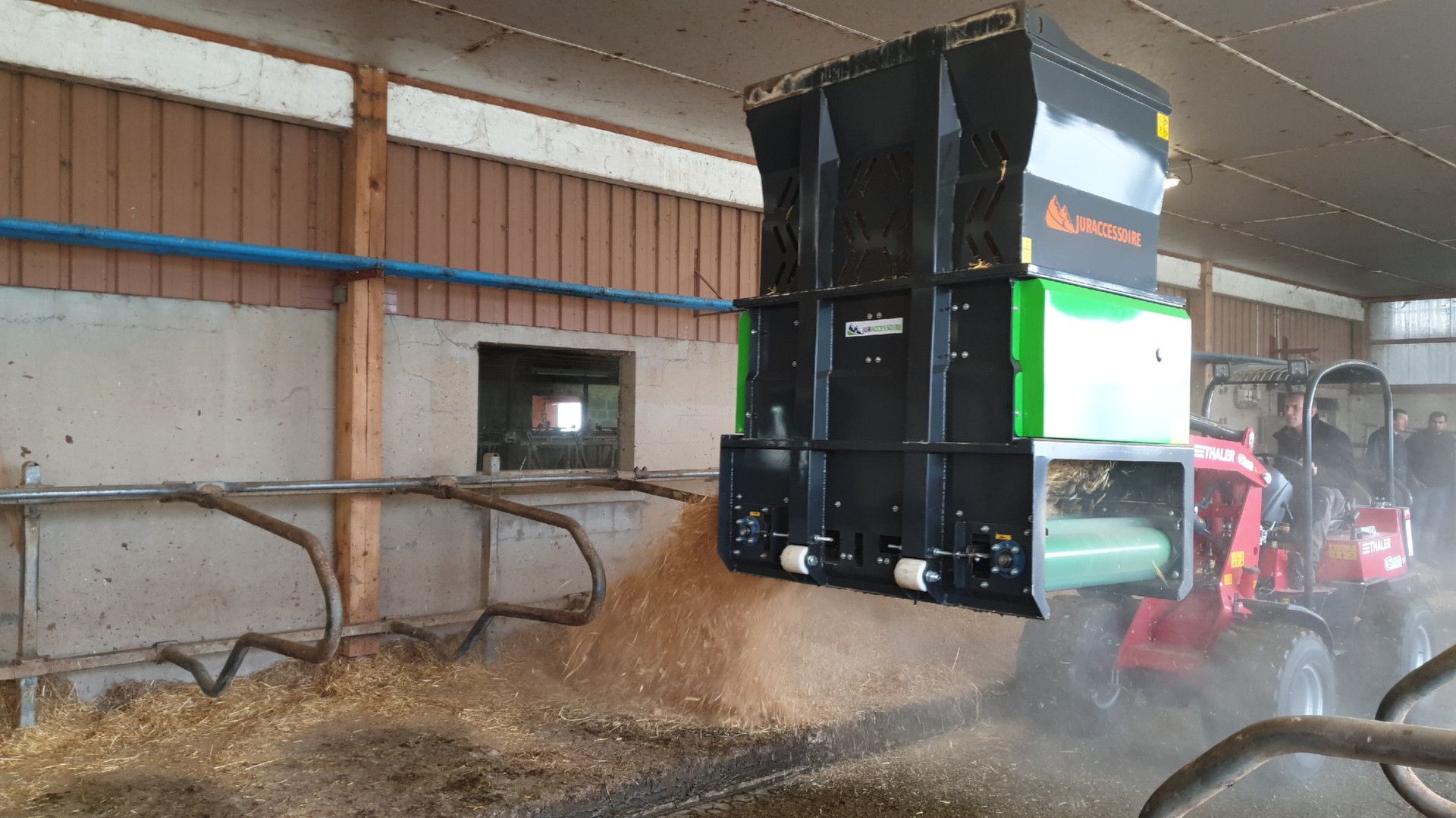 Cubic Master Pailleuse agricole - Juraccessoire - pour logettes avec 1/2 botte carrée et paille brin long - sur valet de ferme 48 Cv_4