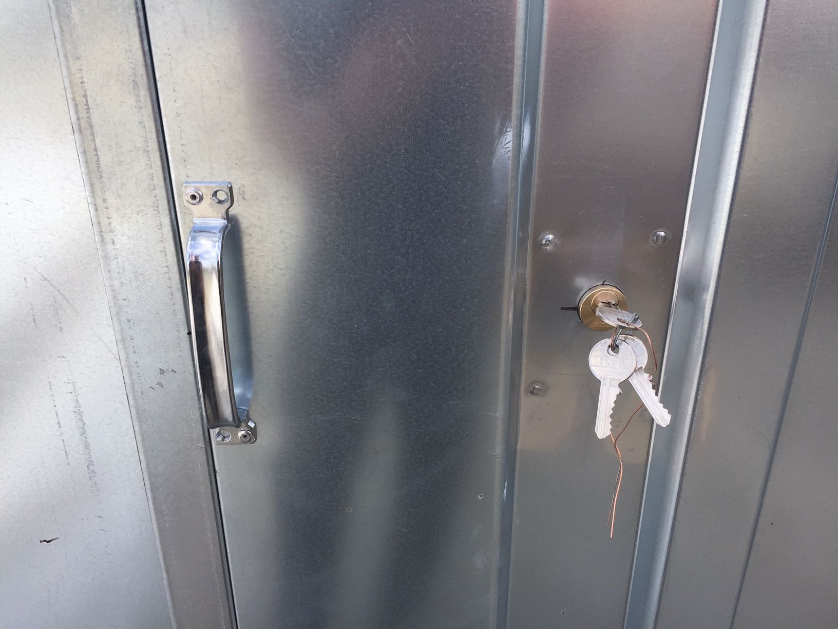 Container sécurisé avec crochets de manutention sur le toit