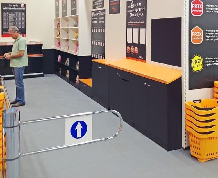 Comptoirs d'accueil en bois sur mesure - Finitions variées et intégration d'accessoires_4