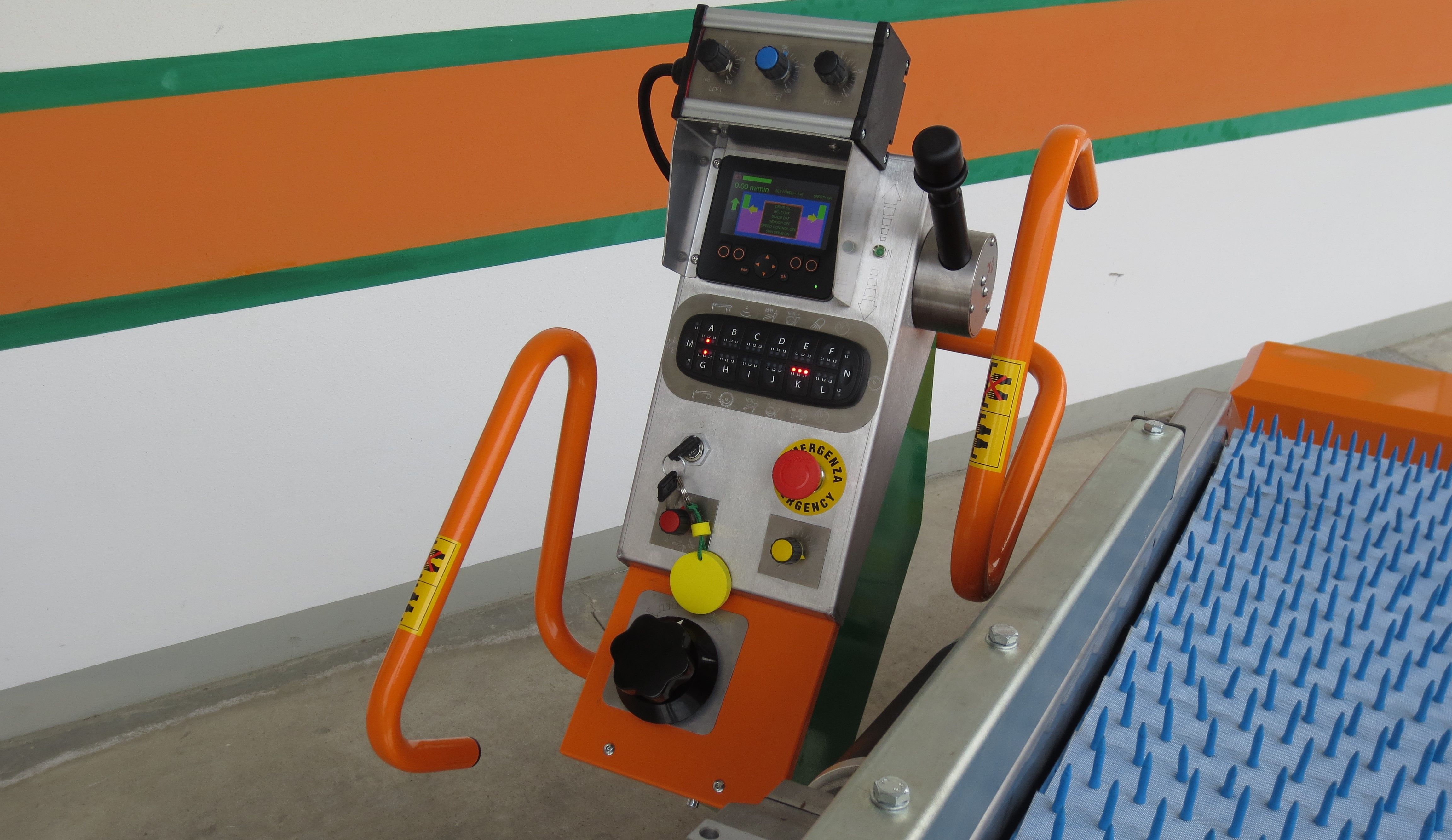 Récolteuse électrique automotrice 7400 Electro Herbex - Ortomec SRL - largeur de tête de récolte 130 à 180 cm, idéale pour serres et légumes comme valériane_4