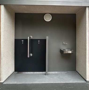 Cabine PMR avec mur urinoir disponible en version manuelle, semi-automatique ou automatique - réf. 2073_4