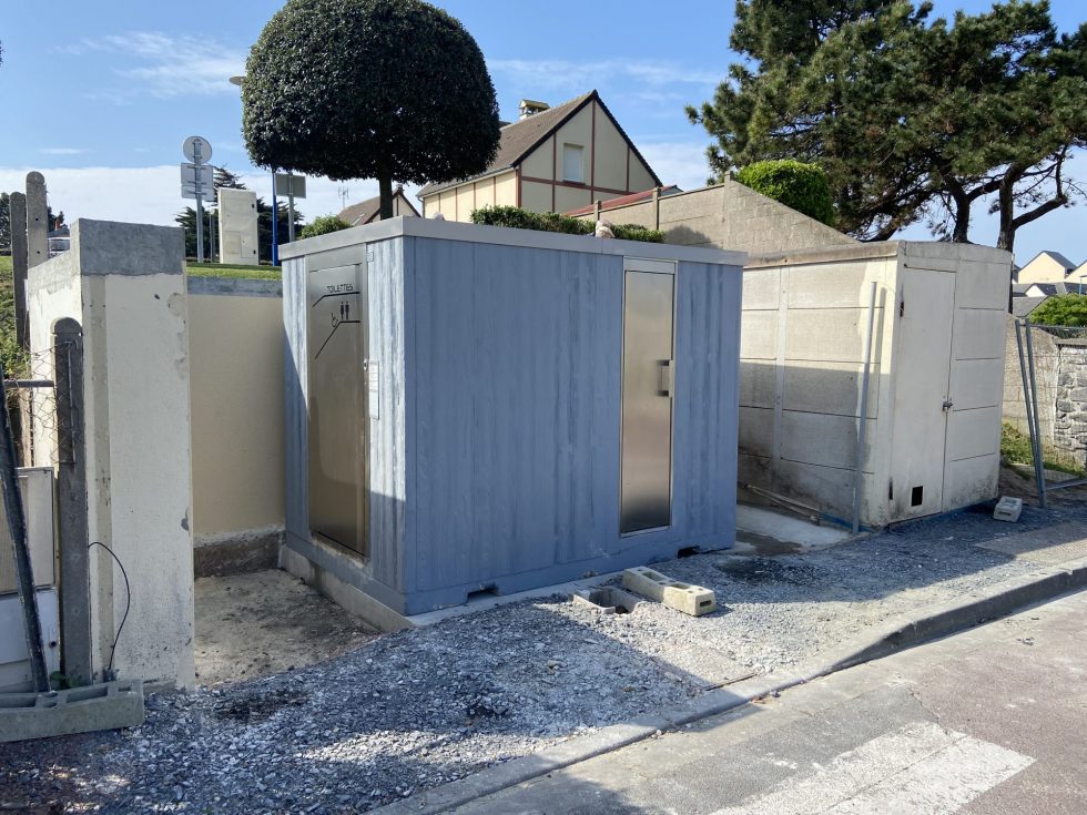 Cabine PMR avec mur urinoir, équipée de local technique, de finitions extérieures en bois, en trespa et en béton - référence 2073_4