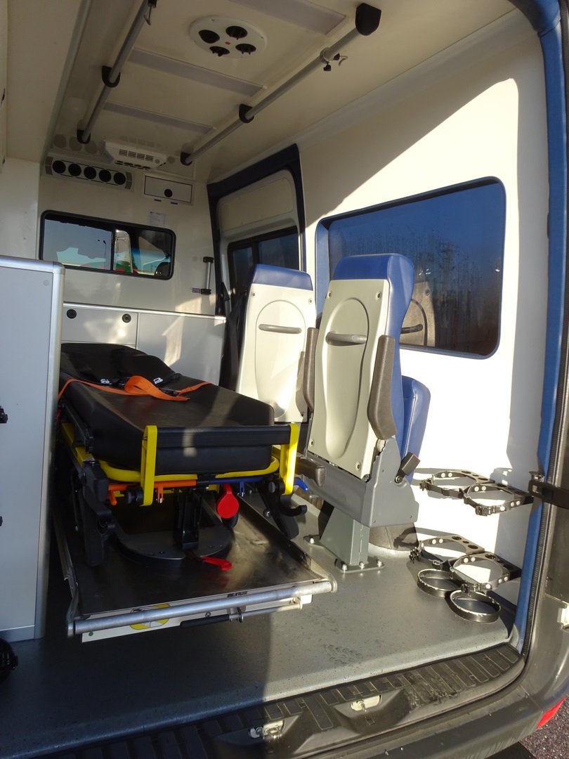 Ambulance Mercedes Sprinter disponible immédiatement avec contrôle technique à jour