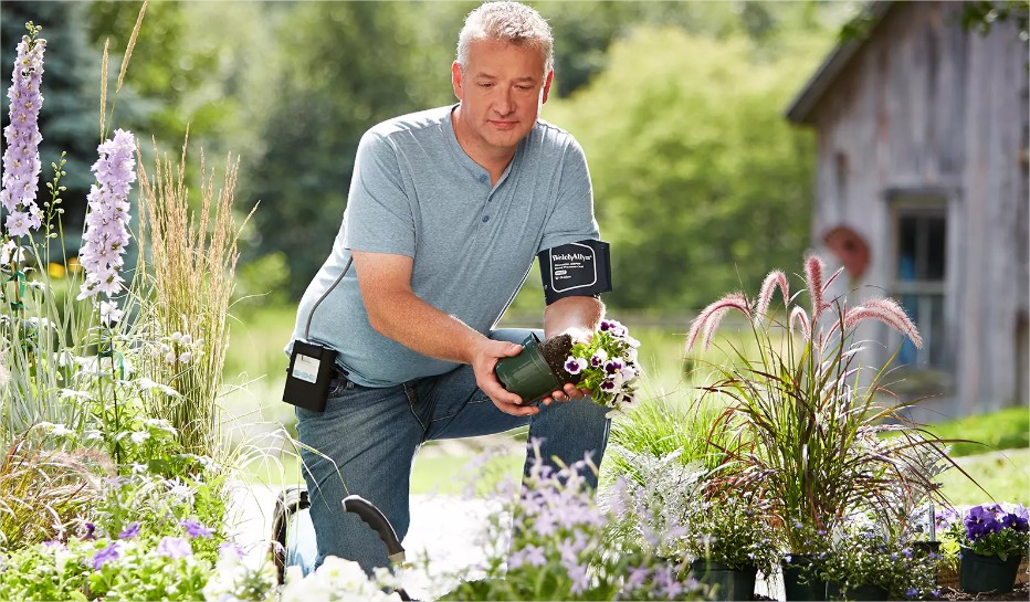 Moniteur ambulatoire de la tension artérielle abpm 7100 pour une surveillance 24 heures sur 24 grâce à un moniteur léger, compact et silencieux - welch allyn_4