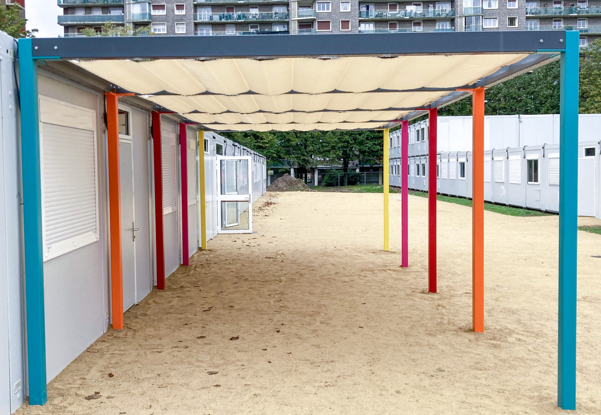 Préau couvert sur mesure pour établissement scolaire, bâtiment modulaire ou extérieur abrité - Fabrication SITI EUROPE depuis 25 ans_4