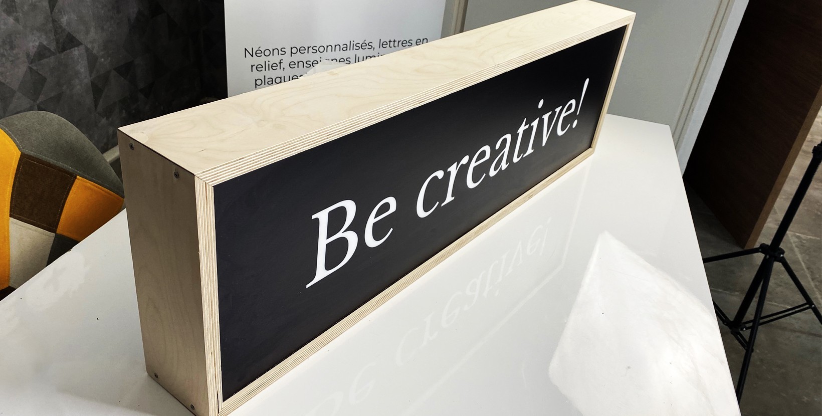 Panneau d'information lumineux personnalisé avec cadre en bois - Éclairage LED intégré - Contreplaqué 18 mm_4