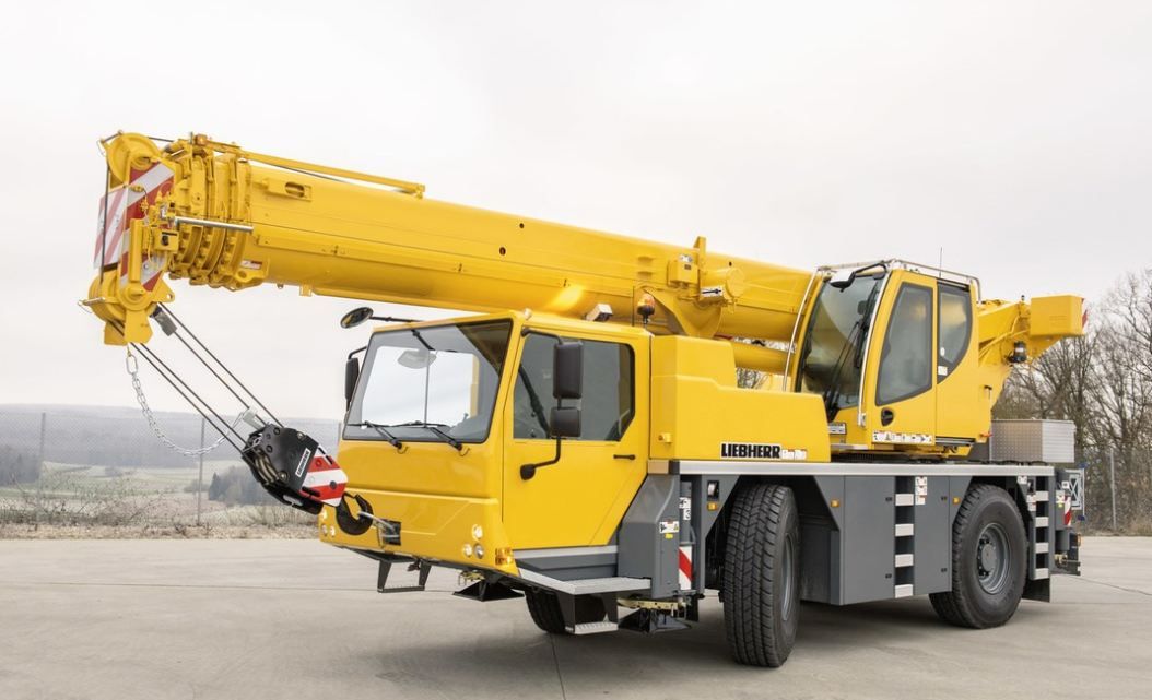 Grue automotrice avec 2 essieux et flèche télescopique jusqu'à 35 mètres