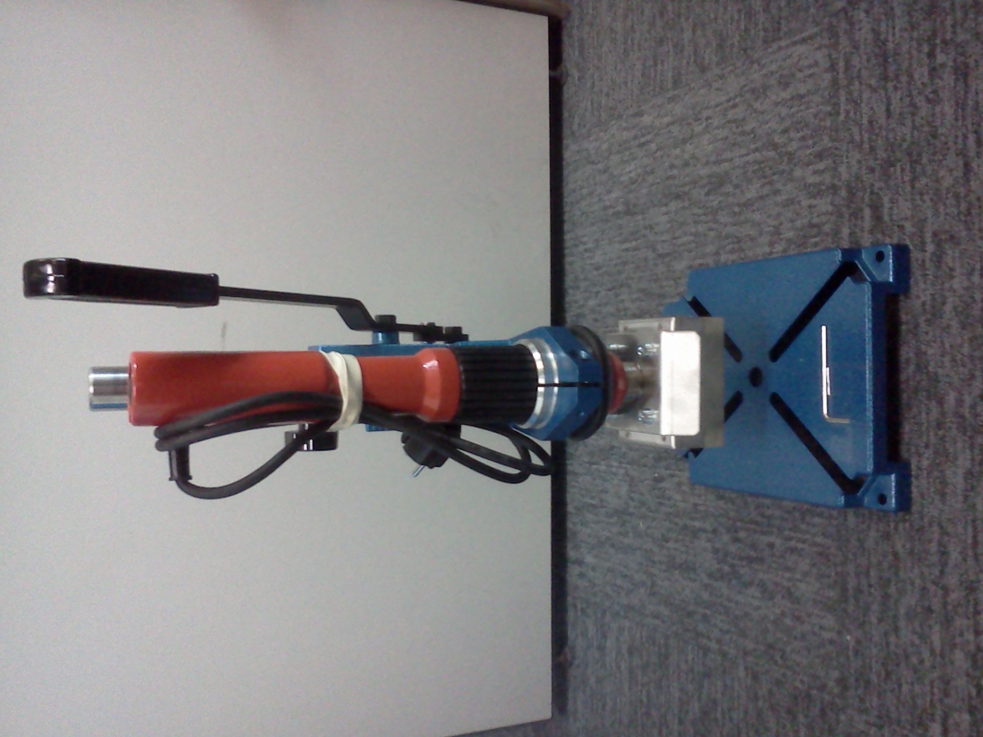 Fer à chaud avec rainures pour caractères interchangeables et bandes gravées